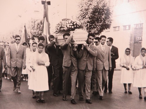 FOTO 50ER JAHRE - STADTBEGRÄBNIS - PROZESSION - 23,5 X 17,5 CM - - Bild 2 von 2