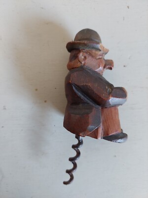 Anri Korkenzieher 13 cm geschnitzte Figur sitzender Mann 4,5 cm Schraube Hut Krempe abgeplatzt 