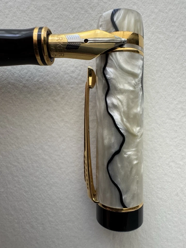 Pluma Estilográfica Parker Duofold Centenario, Perla y Negro, 18k B Nuevo en Caja Foto 3 de 4