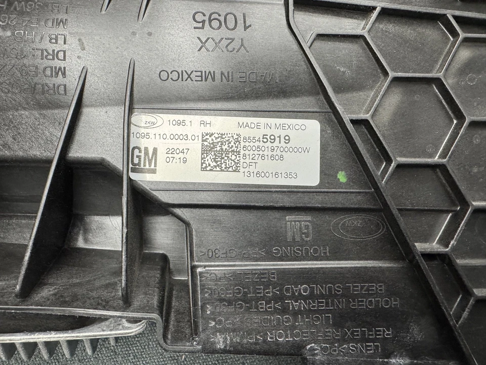 Chevrolet Corvette 2020-2024 conjunto de faros lado derecho del pasajero LED OEM 85545919 Foto 2 de 4