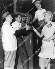 8b20-18217 candid Robert Stack Doris Day Barbara Nichols enjoy a Pepsi behind th