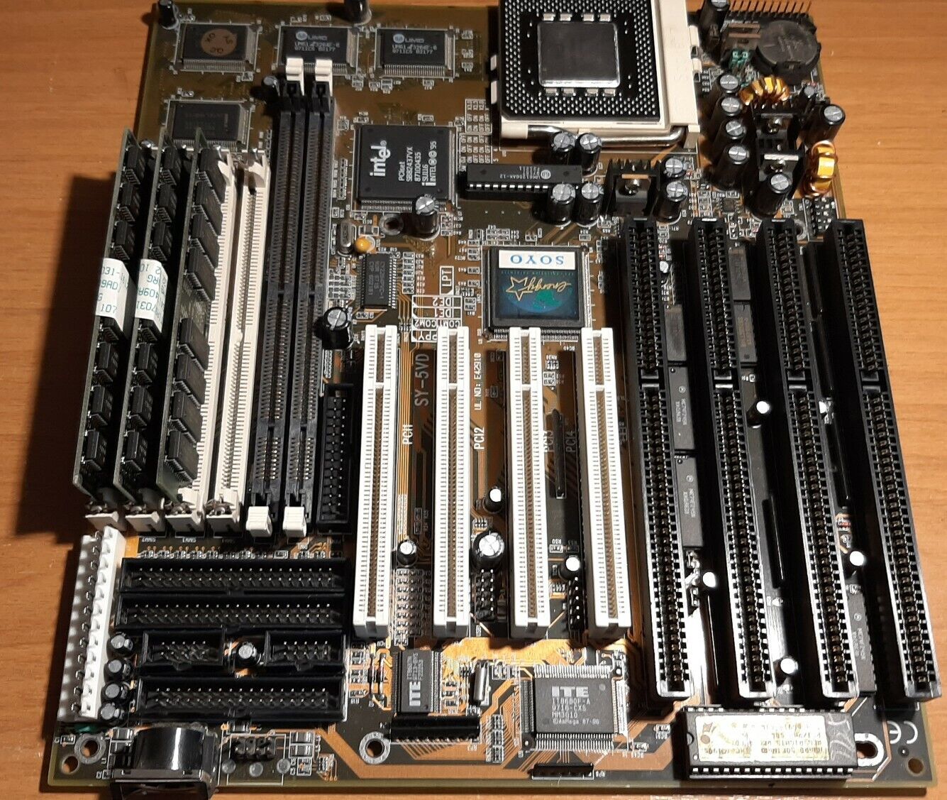 Soyo SY-5VD motherboard + Pentium 200MMX CPU + 32MB Ram