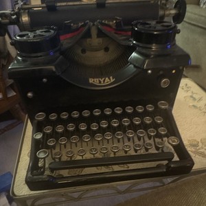 Royal Manual Vintage Typewriter, Black Steel Construction, Vintage Yes