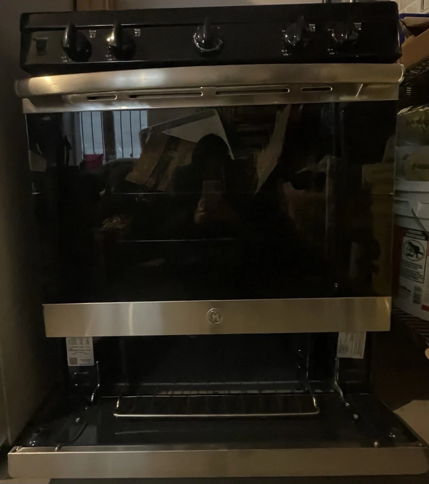 Nueva gama de estufas GE negra/plateada Foto 2 de 4