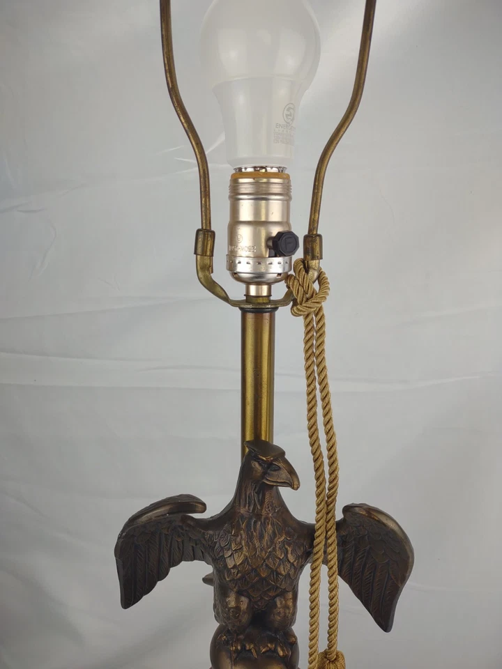 29-дюймовая высокая латунная настольная лампа с деревянным основанием времен гражданской войны с американским белоголовым орлом - Изображение 4 из 4