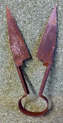 Viktorianisches Paar rostige Eisenscheren zum Scheren von Schafen, Dekorateurstück, Requisite