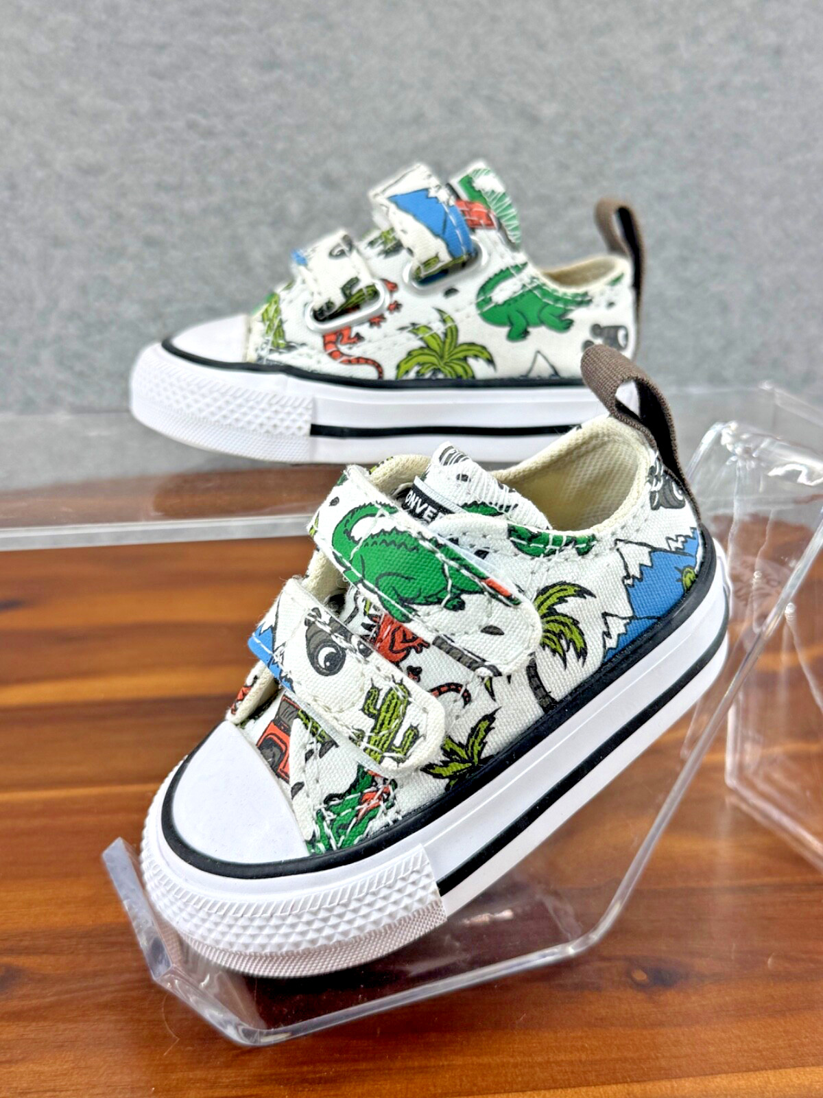 Converse Boys Toddler CTAS 2V OX Engine Smoke Green Size 2 Sneaker A02455F Shoes