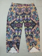 ATTITUDES BY RENEE WOMANS CAPRIS LARGE PULL ON ABSTRACT DESIGNS
