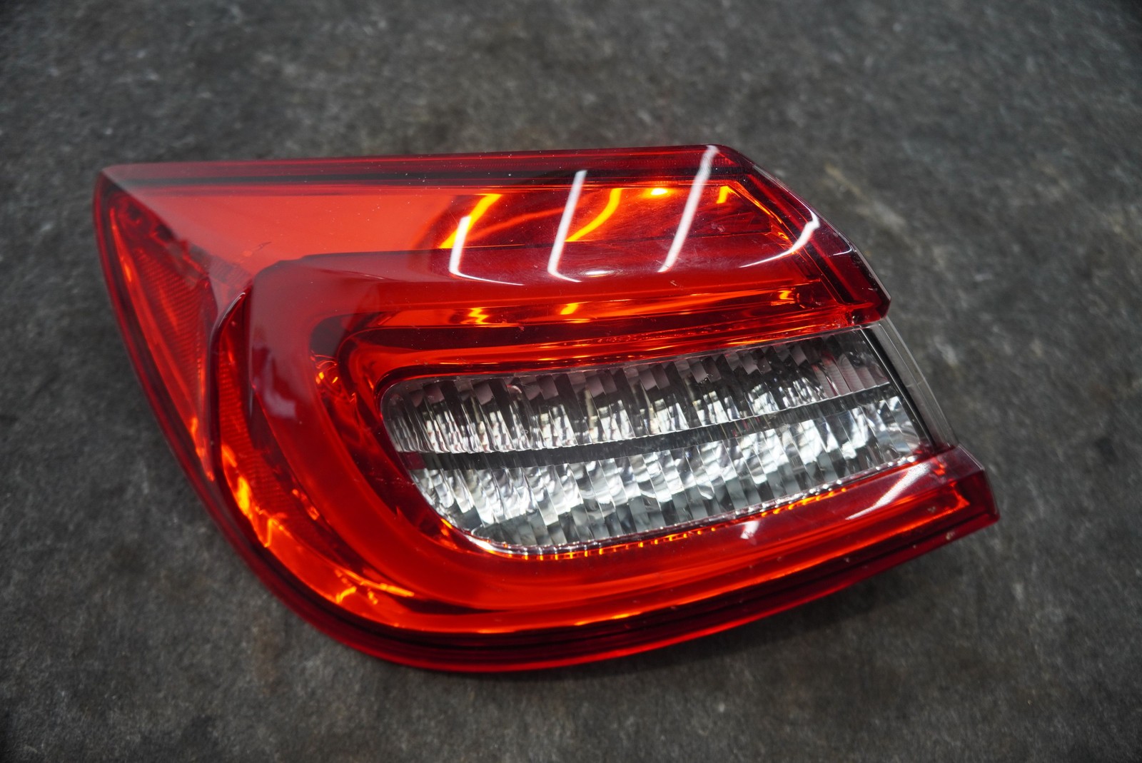 Rear Left Outer Quarter Tail Light Lamp 670005452 OEM Maserati Quattroporte M156
