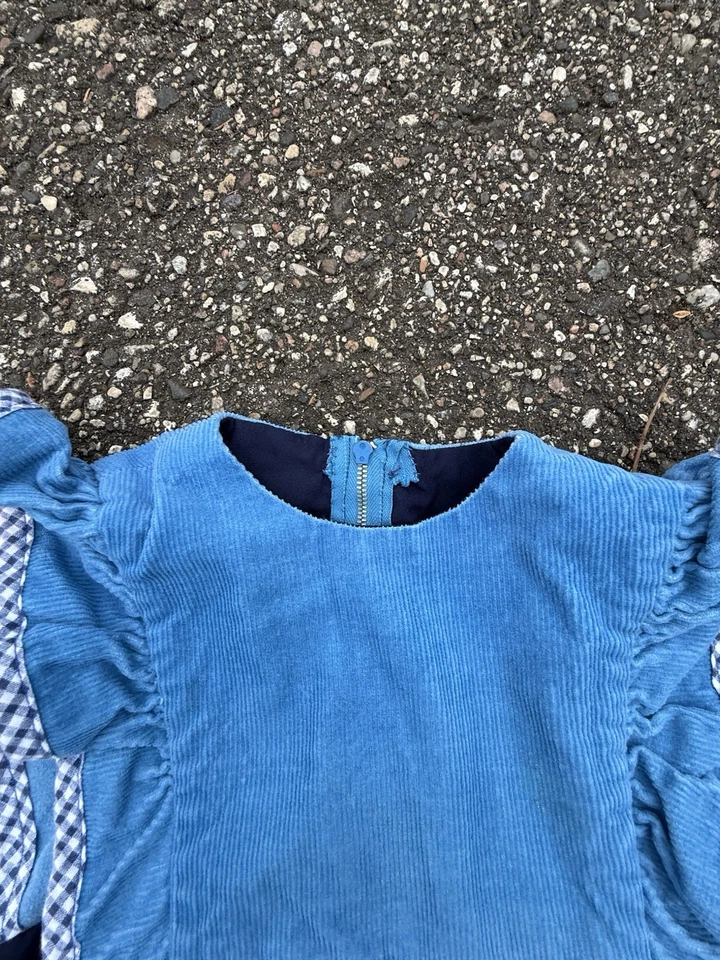 Vestido de bebé vintage azul pana ribete de guinga mangas con volantes delantal lazo 12-18M Foto 3 de 4