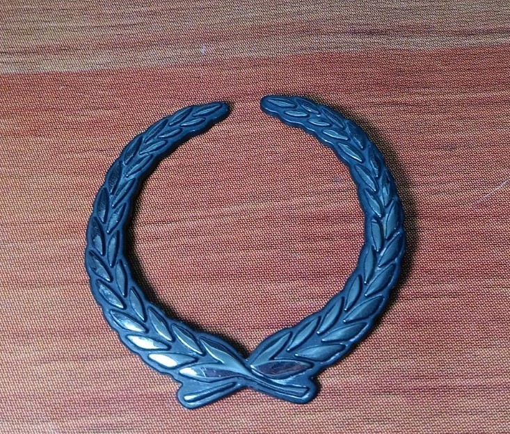 CADILLAC WREATH EMBLEM ORNAMENT OEM BRIGHT - Photo 1