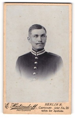 Fotografie E. Hartzendorff, Berlin, Gartenstrasse 20, Soldat in Gardeuniform 