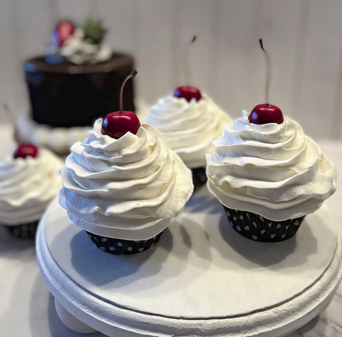 DEZICAKES Fake Cupcakes Vanille Kunstfutter 3er Set Uni Vanille Cupcakes - Bild 7 von 9