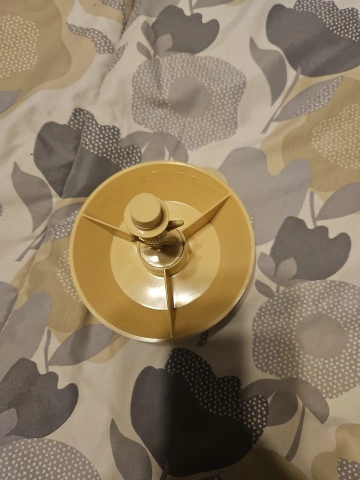 Bandeja de tuercas de plástico figurativa de maní Mr. Tan Planters década de 1950 Foto 2 de 4