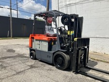 2021 Toyota 12.000 LB Elektro-Gabelstapler mit SS/FP und 3-stufigem Mast - close-up view