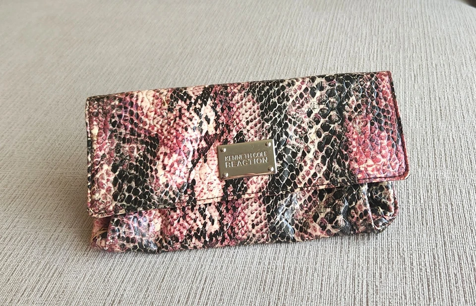 Cartera Cartera Kenneth Cole Reaction Rosa y Negra Piel de Serpiente Texturizada Estampado Animal Foto 2 de 4