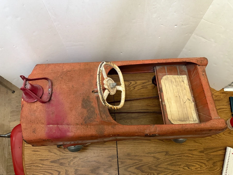 Coche de pedales Western Flyer Fire Chief de colección frente plano Foto 2 de 4