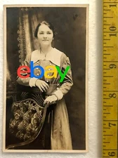 RPPC REAL PHOTO POST CARD EARLY 1900S PRETTY WOMAN FANCY CHAIR WIDE COLLAR AZO
