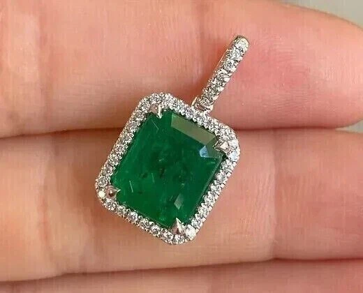 Colgante de diamantes esmeralda de 3 quilates creado en laboratorio enchapado en oro blanco de 14 k para mujer Foto 4 de 4