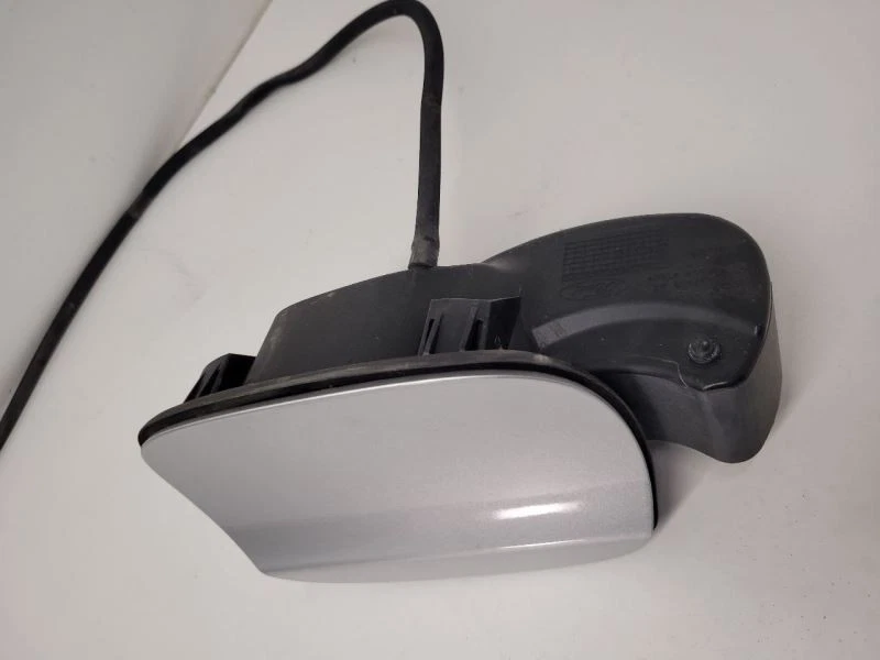 Porta de enchimento de combustível Ford Edge 2015-2018 prata FT4Z58405A26A - Imagem 2 de 4