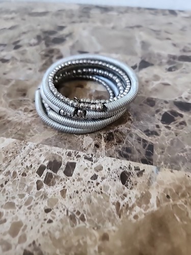 Pulsera bobina de metal con cuentas - Imagen 4 de 4