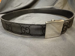 Gucci boucle carrée noire ton argent motif classique "GG" en toile taille 65/26