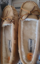 Minnetonka Women  s Tan Suede Moccasin Slippers Faux Fur Lined Bow Slip-On 7