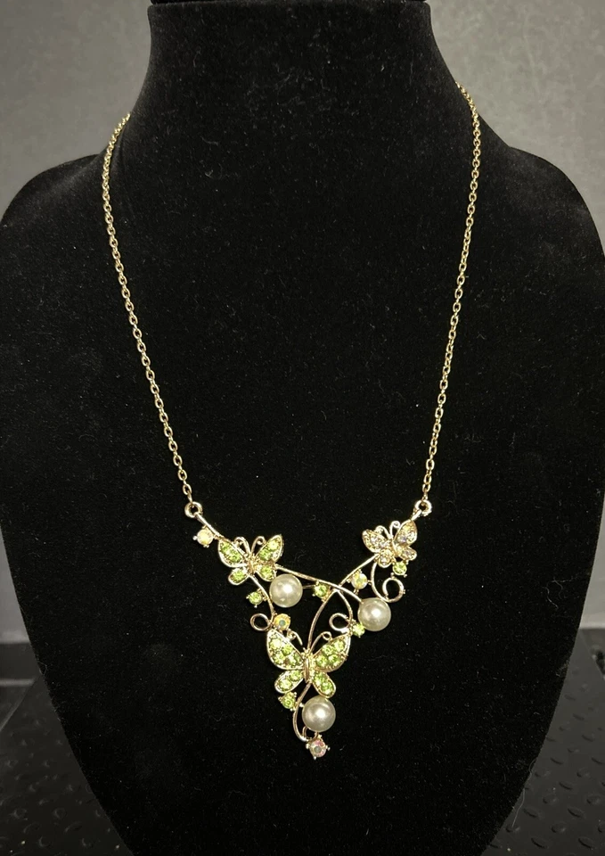"Collar Betsey Johnson de 20"" con racimo de mariposa de cristal verde y perlas firmado"  Foto 2 de 4