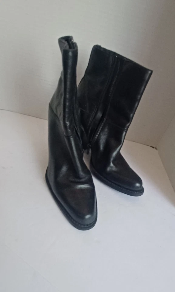 Bota de salto Nine & Co couro preto panturrilha média zíper lateral biqueira quadrada tamanho 6M - Imagem 4 de 4