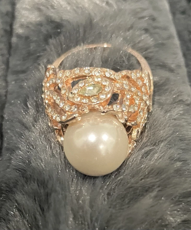 Anillo llamativo blanco imitación perla cúpula cristal transparente tono oro rosa talla 8 Foto 2 de 4