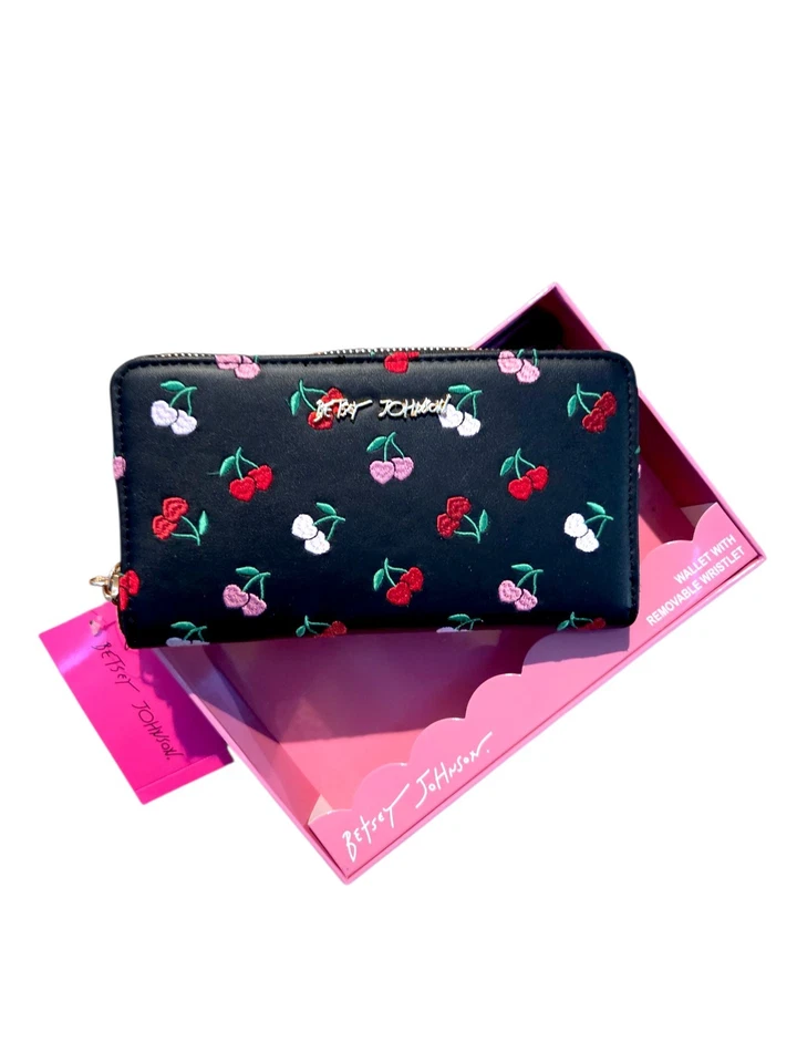 Cartera Betsey Johnson Bordada Cereza, Cuero Sintético Negro, NUEVA CON ETIQUETAS Foto 2 de 4