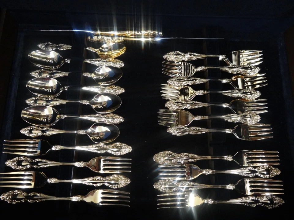 Juego de cubiertos Oneida 89 piezas oro barroco Rose Rogers en caja Foto 4 de 4