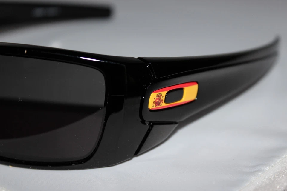 Nuevas gafas de sol Oakley Fuel Cell España Country Flag pulidas gris cálido Copa del Mundo Foto 3 de 4