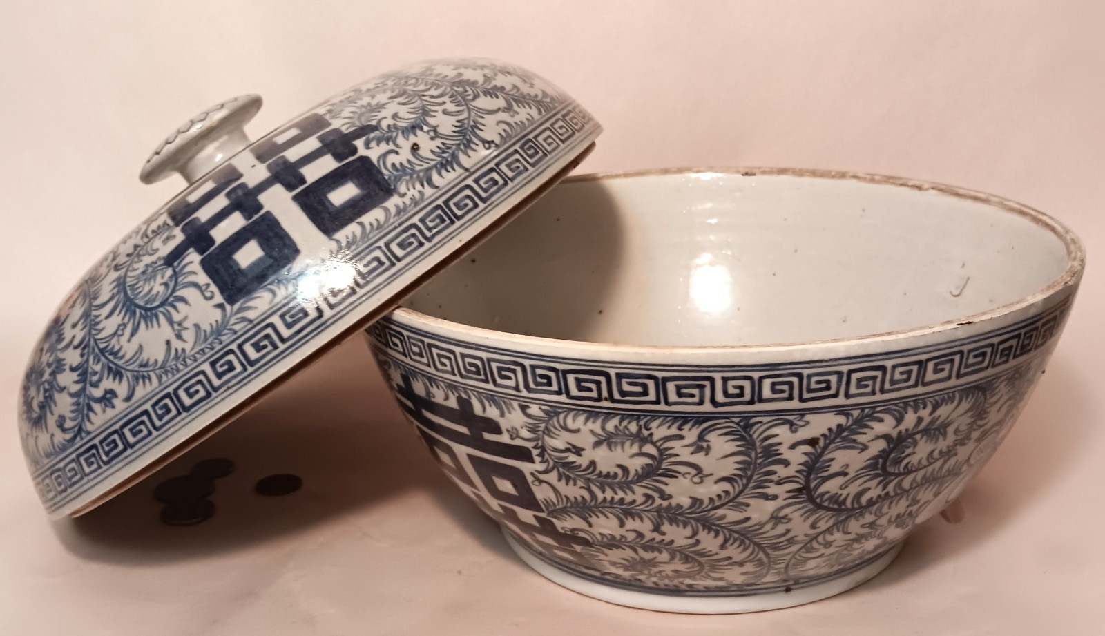 DOUBLE HAPPINESS vtg covered chinese porcelain blue white serving bowl pottery