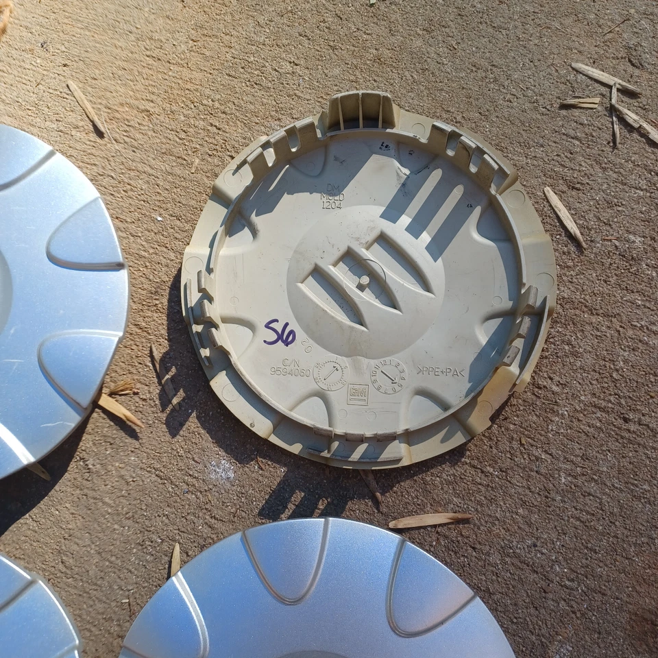 Buick LeSabre center cap set of 4, 2002-2005 part number 9594060 S6 - Image 3 of 3