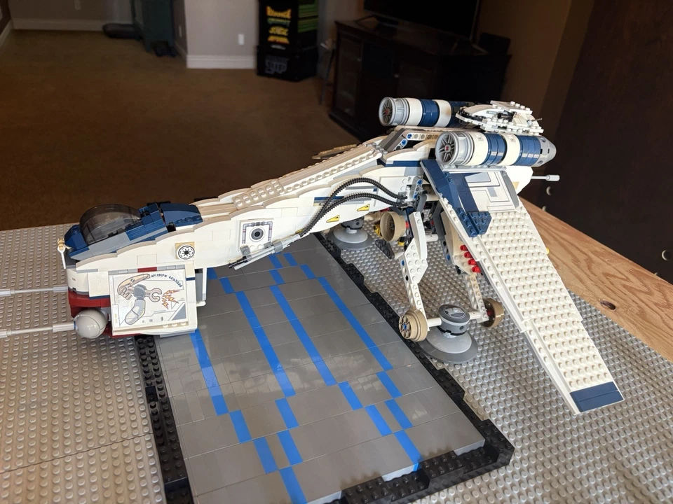 LEGO Star Wars: Republic Dropship con AT-OT Walker (10195) Foto 4 de 4
