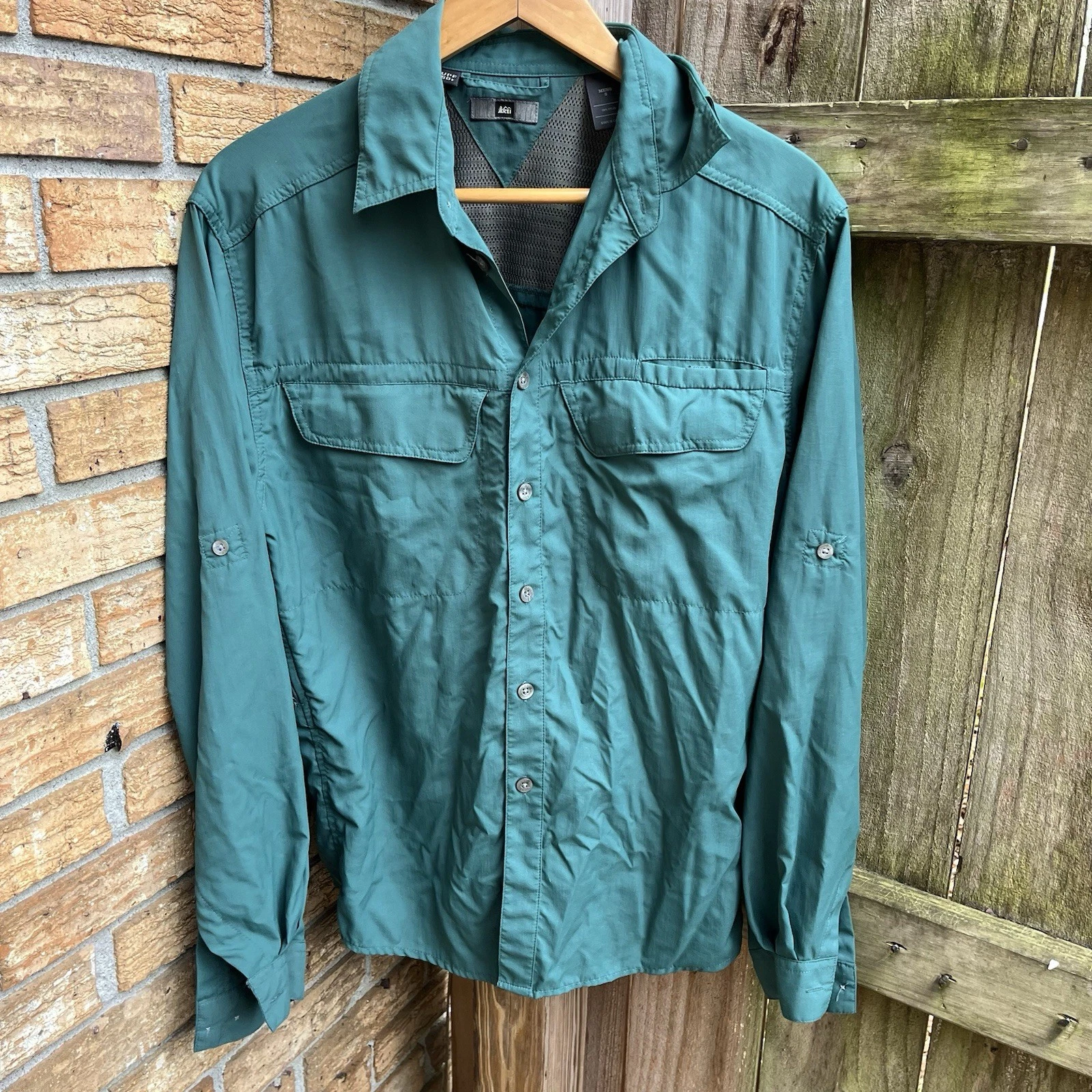 REI Shirt Mens S Green Nylon Button Up Outdoor Hiking UPF 50 Long Sleeve Pocket