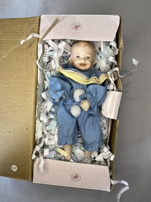 The Ashton Drake Galleries 7'' Jason Porzellan Mini Puppe Figur verpackt 92033 Geschenk