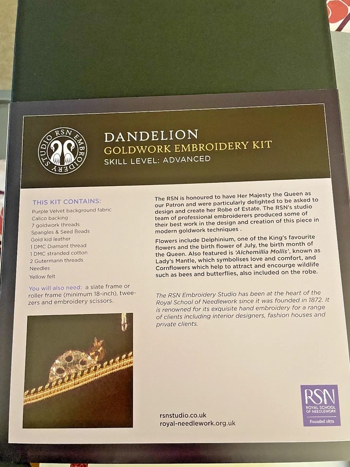 Royal School of Needlework (RSN) Kit de bordado Goldwork - Spray de aciano Foto 2 de 2