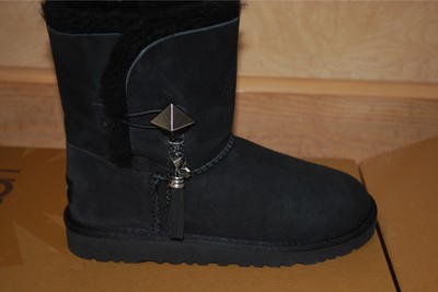 UGG Lilou Charm Bailey Button Black Suede/Sheepskin US 4 Youth Girls 1015343
