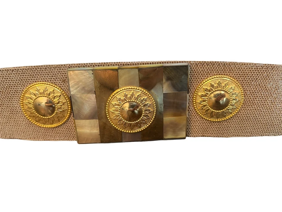Cinto de réptil falso bege vintage anos 80 madrepérola medalhões tom dourado tamanho P/M - Imagem 2 de 4