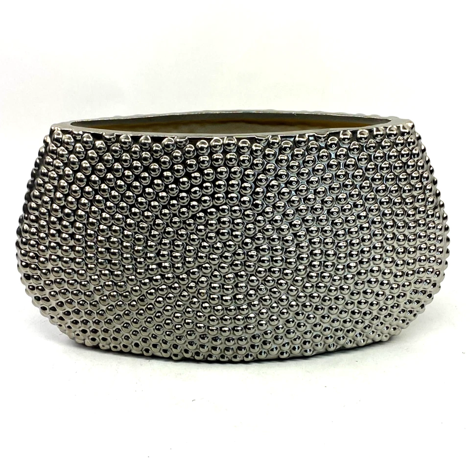 Jarrón decorativo de cerámica Urban Trends elíptico plateado cromado acabado Hobnail Foto 3 de 4