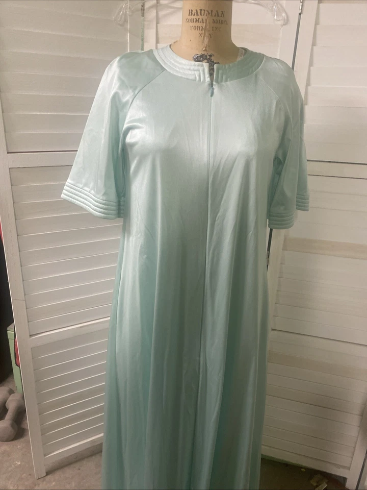 Vintage 2 Piece Vanity Fair Nightgown Peignoir Robe Set Nylon Mint Green Small - Image 4 of 4