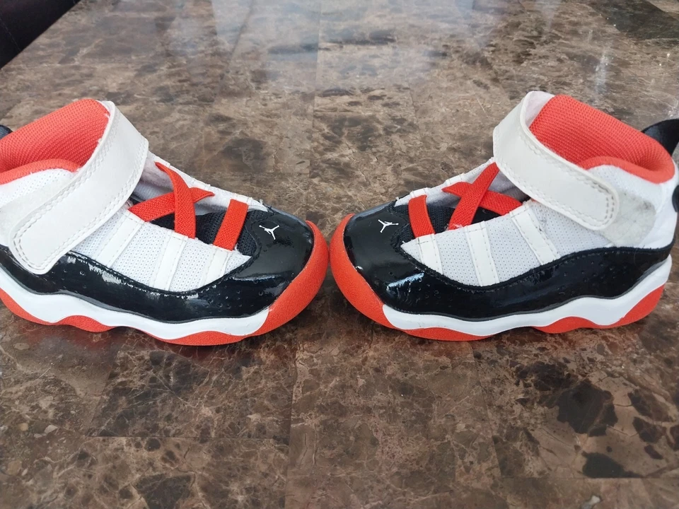 Zapatos de baloncesto Air Jordan 6 anillos para niños pequeños DV1344-108 blanco naranja negro nuevos Foto 2 de 4