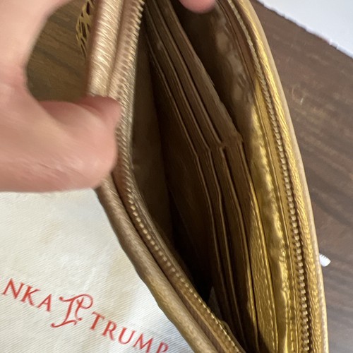 Cartera Ivanka Trump con cubierta antipolvo, dorada - Imagen 4 de 5