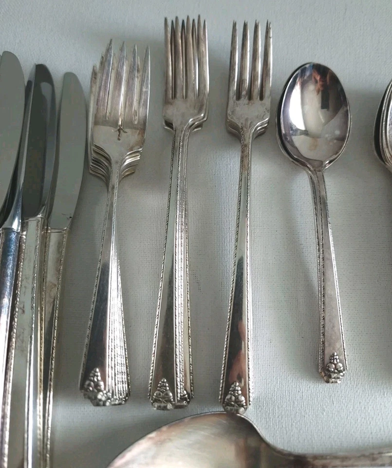 Oneida Prestige Plato de Plata 1945 Burdeos 81 Piezas Juego de Servir Plato de Plata Foto 3 de 4