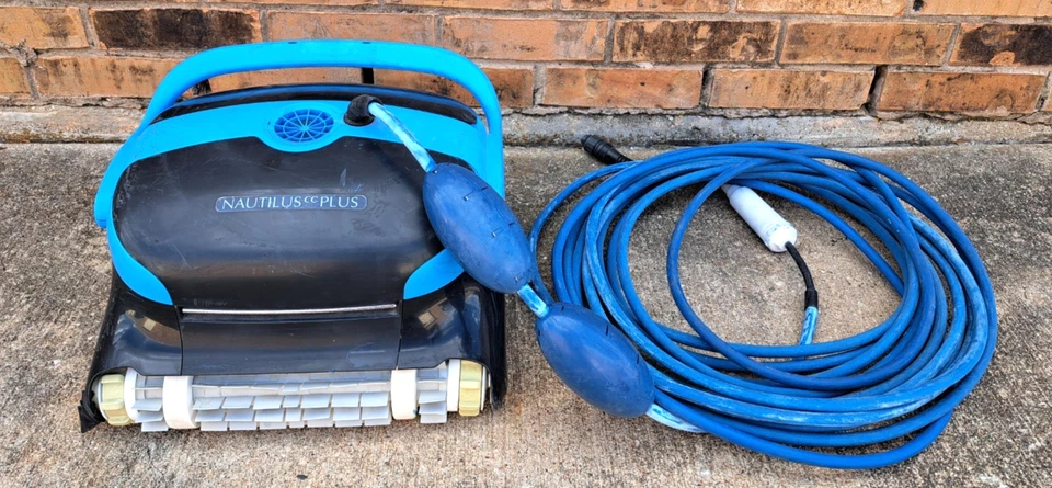 Limpiador robótico de piscinas Dolphin Nautilus CC Plus con filtros de manguera de banco de energía Foto 3 de 4