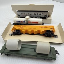Lot of 4 Vintage HO Scale Life-Like And Tyco Train Cars with boxes. 139