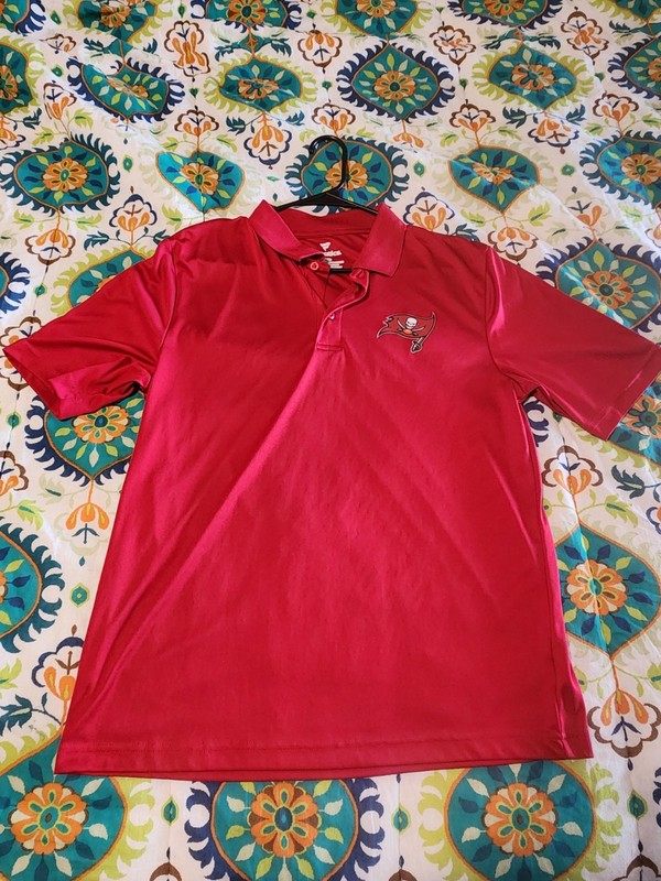 Fanatics Tampa Bay Buccaneers Red Polo w/ Flag Logo- Mens size Medium NWOT