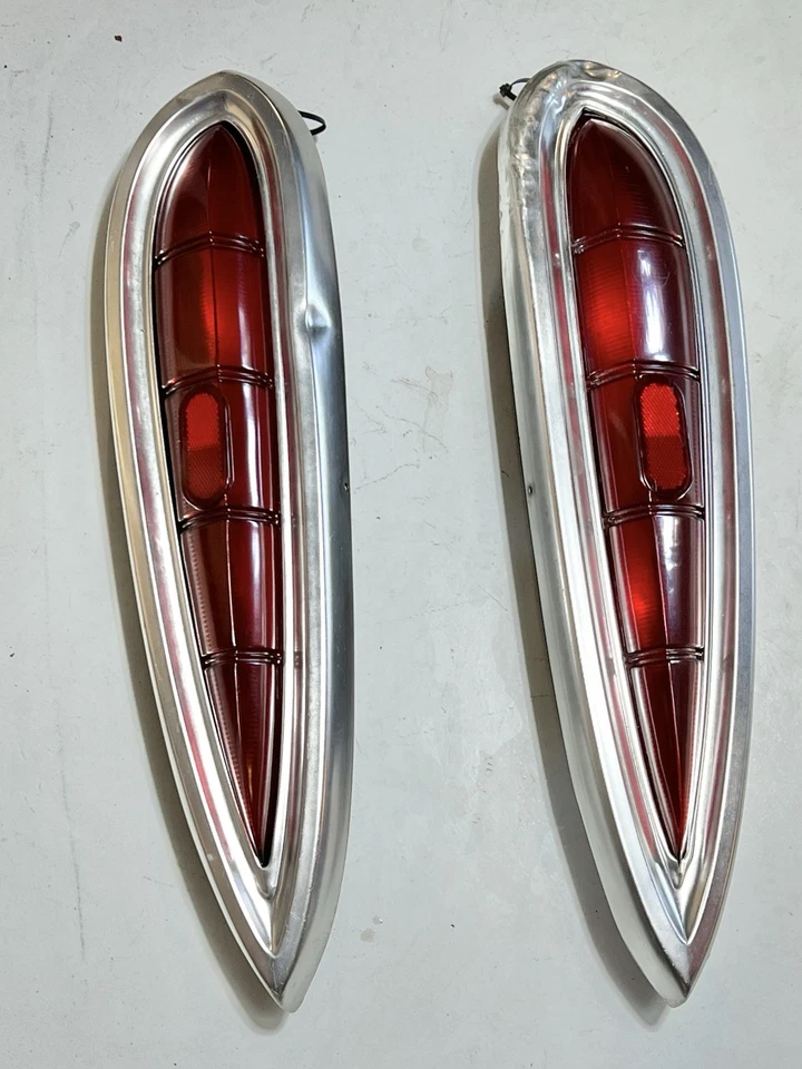 Juego de pares de luces traseras Chevy Impala/Belair/Biscayne 1959 moldura de lente OEM Foto 2 de 4